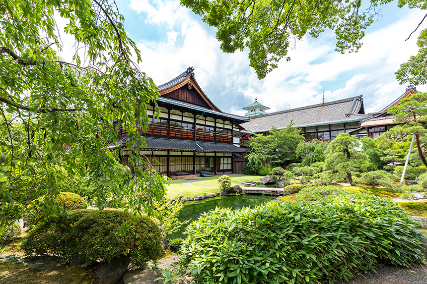 春の風物詩「都をどり」・祇園甲部歌舞練場｜観光｜FunJapo｜京都観光・グルメ・イベントなどのおすすめ情報