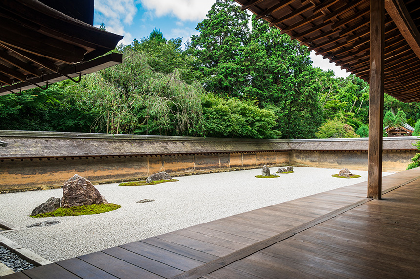 龍安寺 ～室町時代創建・石庭と枯山水の方丈庭園～｜観光｜FunJapo｜京都観光・グルメ・イベントなどのおすすめ情報